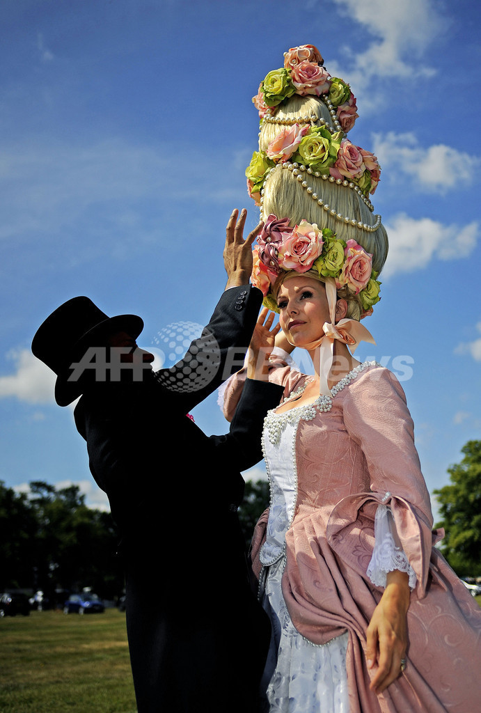 英国ロイヤルアスコット300周年、頭上にそびえたつ帽子に伝統の重み？