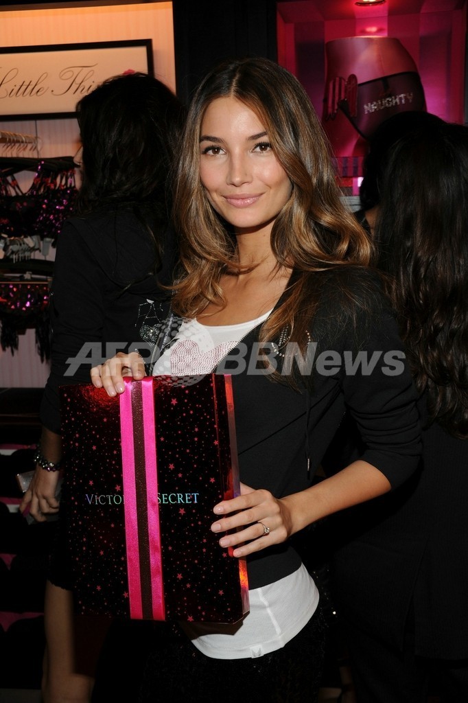 「ヴィクトリアズ・シークレット」エンジェルズ、ホリデーギフトをPR