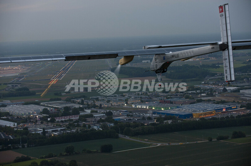 スイスのソーラー飛行機、初の国際飛行に成功