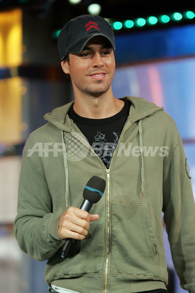 エンリケ・イグレシアス MTVの「TRL」に出演
