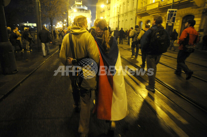 「ビロード革命」発端の学生デモから20年、市民1万人が行進 プラハ