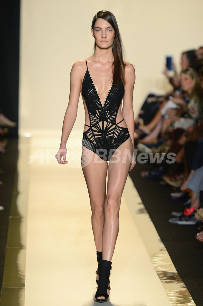 ＜13年春夏NYコレクション＞エルベ・レジェ バイ マックスアズリア