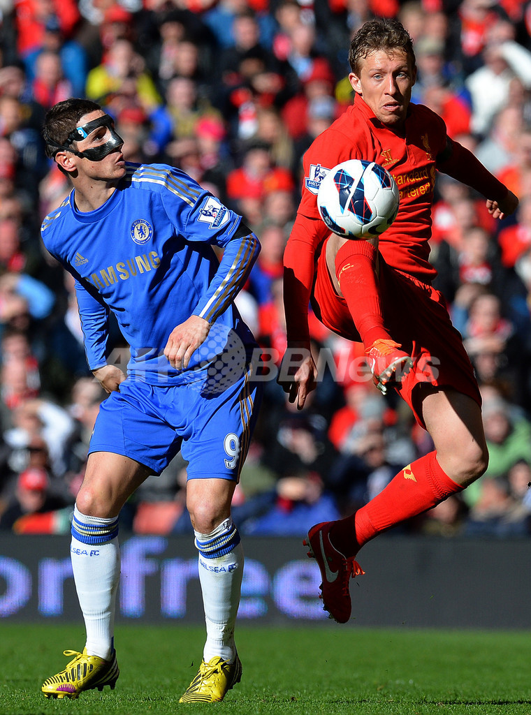 リバプールとチェルシーが引き分ける、同点弾のスアレスがイヴァノヴィッチにかみつく