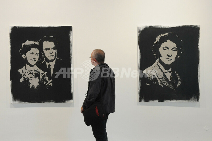 肖像画に遺灰を使用、お騒がせアーティストの個展 チェコ