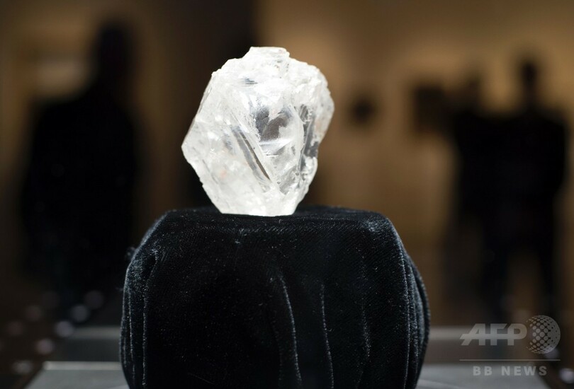 テニスボール大のダイヤ、米NYで公開 来月ロンドンで競売に