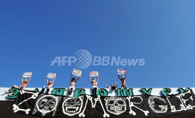 ウクライナの「FEMEN」、トップレスで動物園に抗議