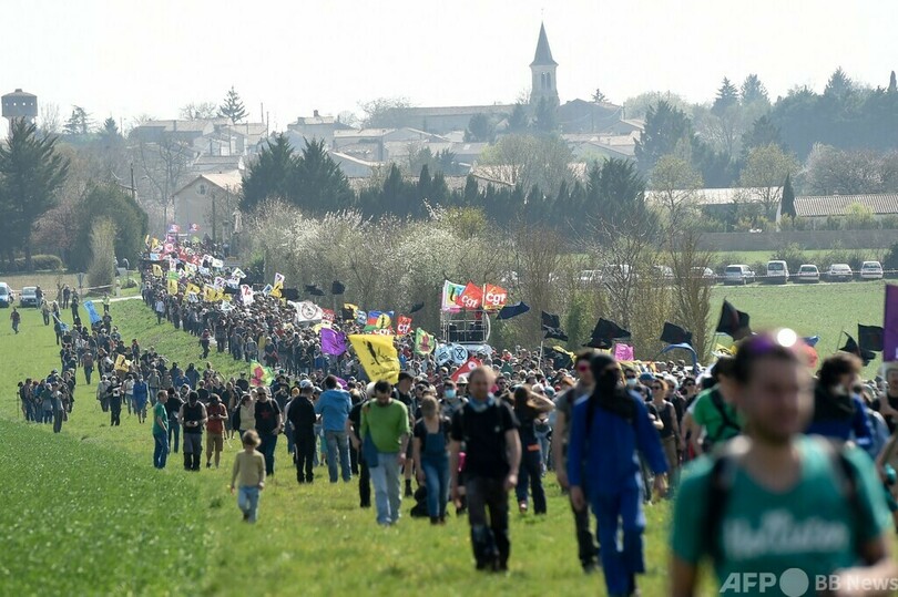 大規模な貯水池建設の中止求めデモ、フランス
