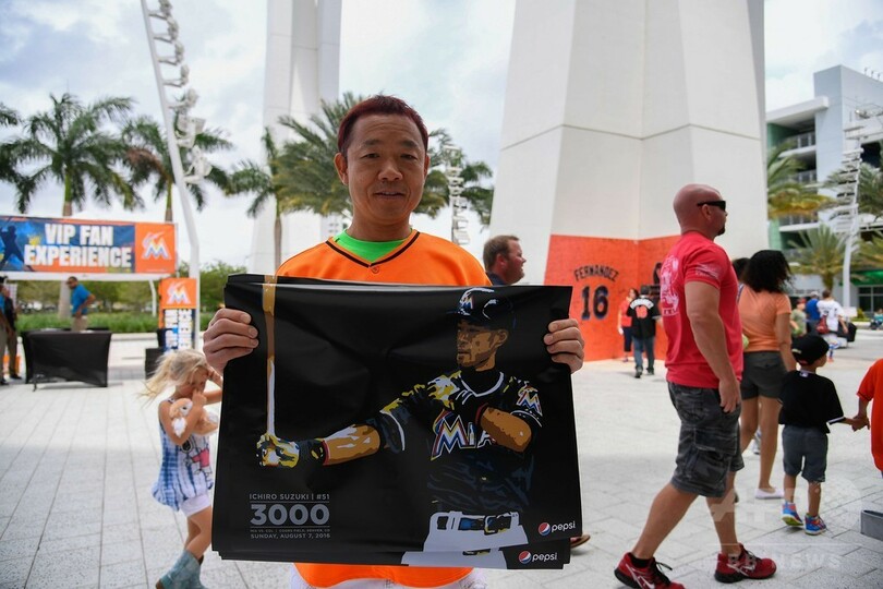マーリンズ、3000安打のイチローを祝福 チーム内から称賛の嵐