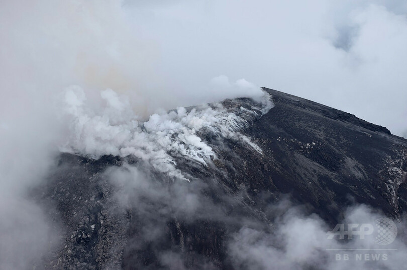 コリマ火山の活動活発化、約400人が避難 メキシコ