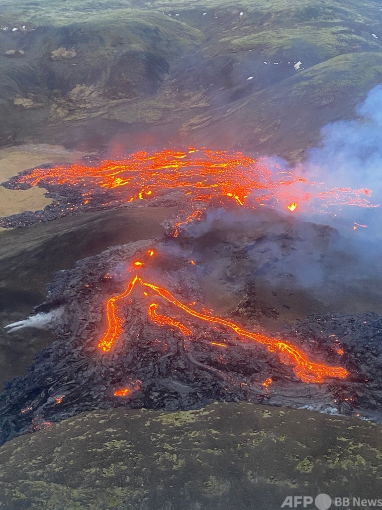 アイスランドで火山が噴火、溶岩流出 夜空を照らす