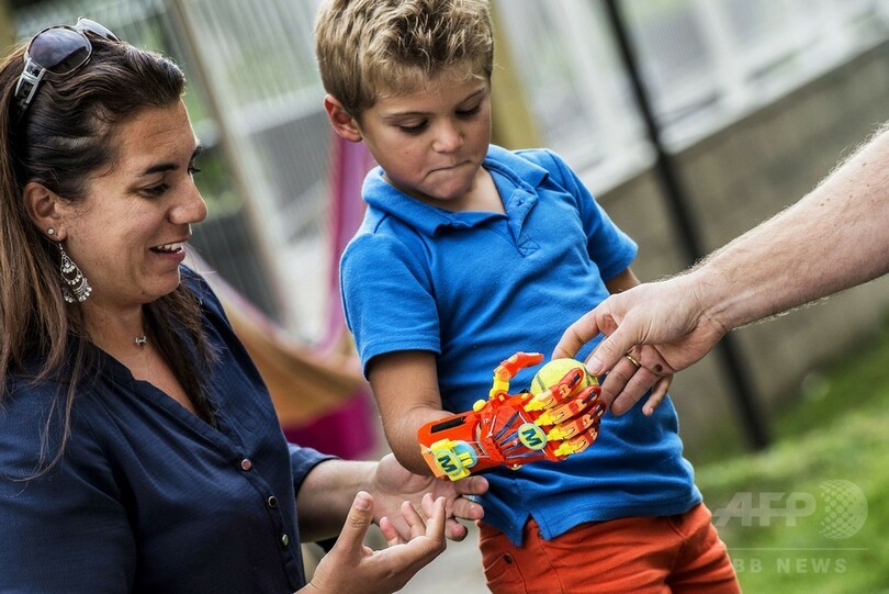 子どもに「スーパーヒーロー」の義手、3Dプリントで活用広がる