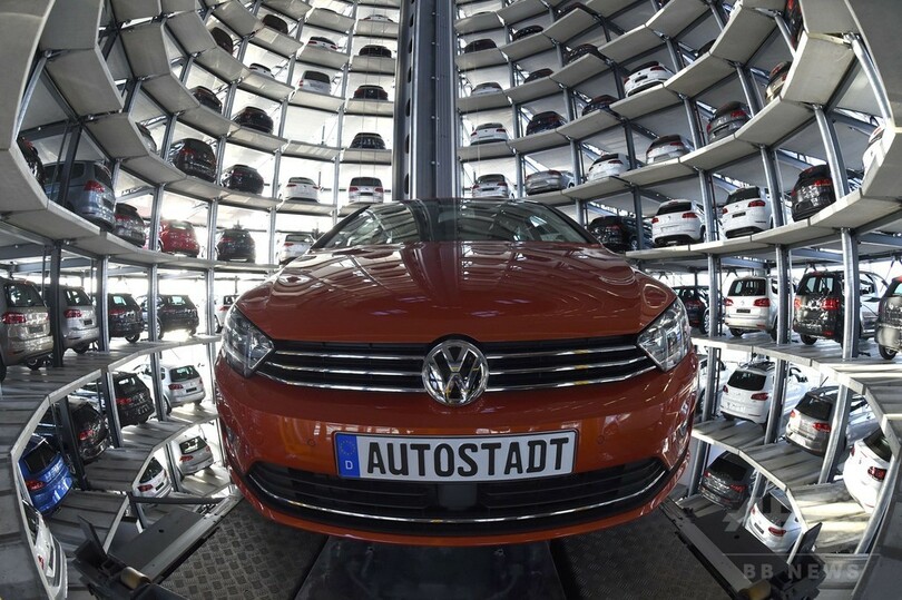 独フォルクスワーゲン、組立工場の自動車収納タワーを公開