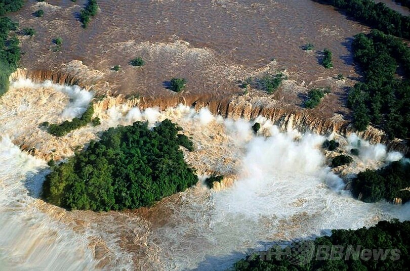 濁流にかかる虹、ブラジル・イグアスの滝