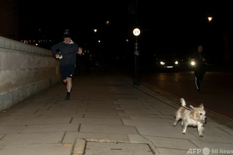英首相、愛犬とジョギング