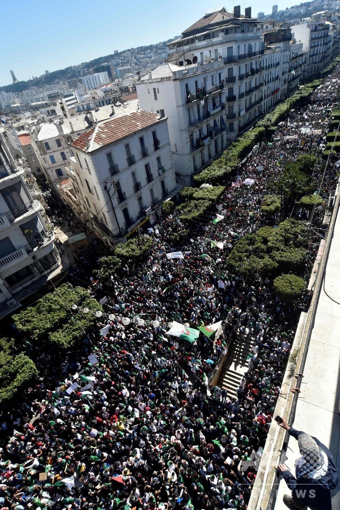 アルジェリア大統領退陣求め大規模デモ 5選出馬撤回も沈静化せず