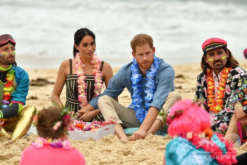 ヘンリー英王子とメーガン妃、はだしでボンダイビーチに