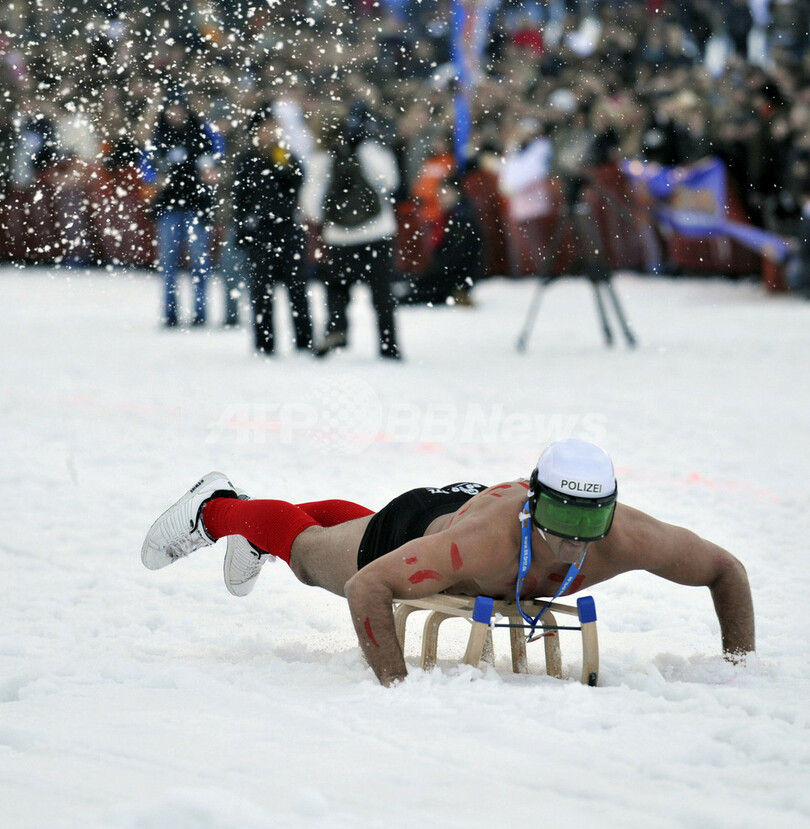 寒そう！ヌードで「そり大会」、ドイツ