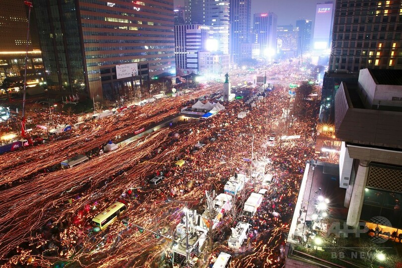 韓国ソウルの抗議デモ、最大規模に ろうそくともして朴氏退陣求める