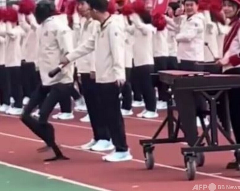 北京大学運動会に登場した「ロボットばあさん」が人気