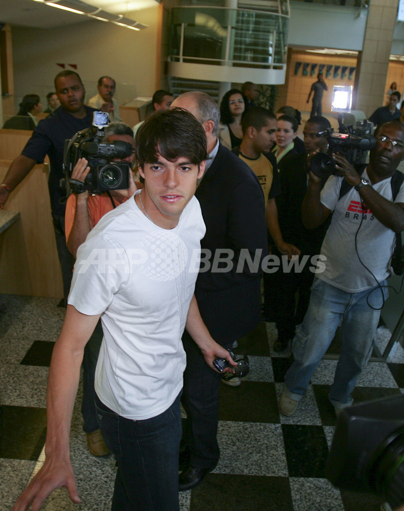 カカ 手術を受けるブラジルの病院に到着