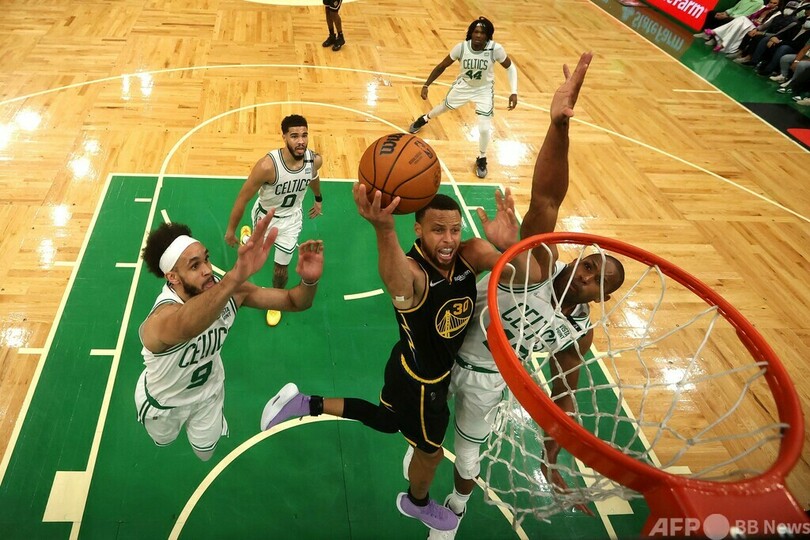 カリー圧巻43得点、ウォリアーズ勝利で2勝2敗に NBAファイナル