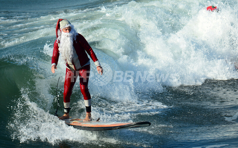 波乗りサンタ、冬のロス海岸に出現