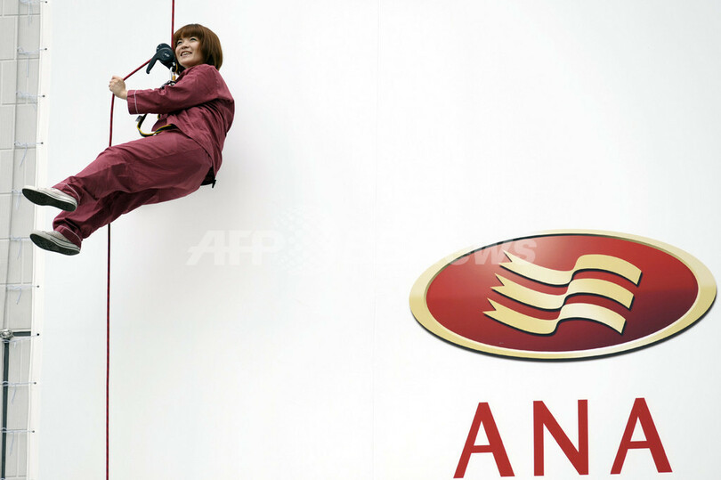 ビル壁面のベッドでお昼寝？ホテルの快眠プログラムPRで