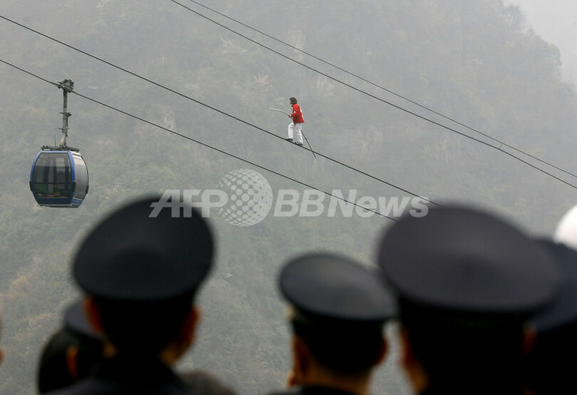 スイス人冒険家、中国「アバター・ハレルヤ山」で綱渡りに挑戦