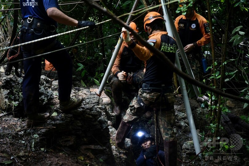 タイ洞窟閉じ込め、救助ダイバーら入り口から数キロ奥に到達 新たな穴も
