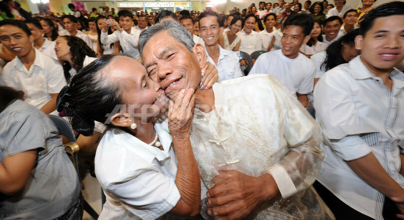 バレンタインデーに一斉結婚式、老若カップル入り混じり フィリピン