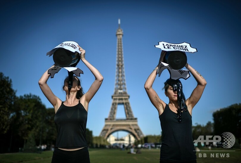 「皮革やめよ」 動物愛護団体、仏エッフェル塔前で黒い液体浴び抗議
