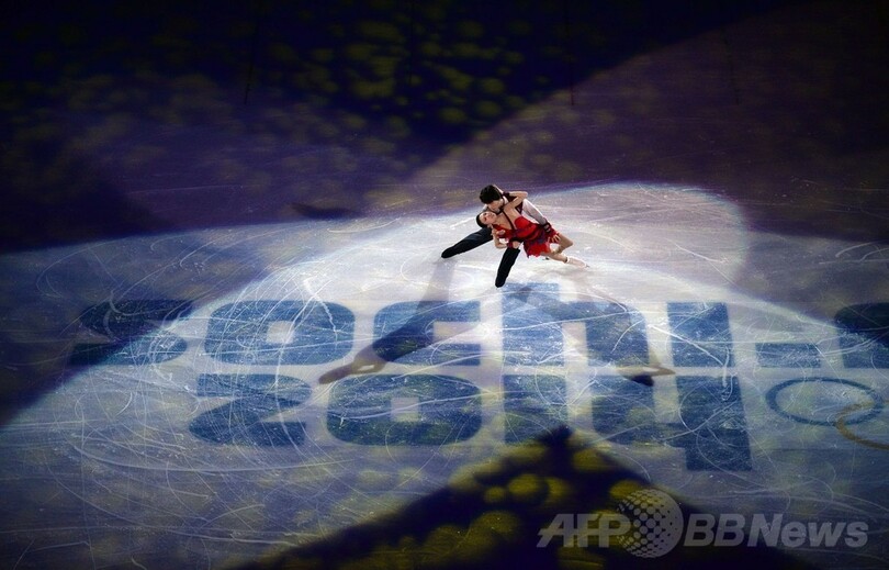 フィギュアスケートのエキシビションで選手が華麗な演技、ソチ五輪