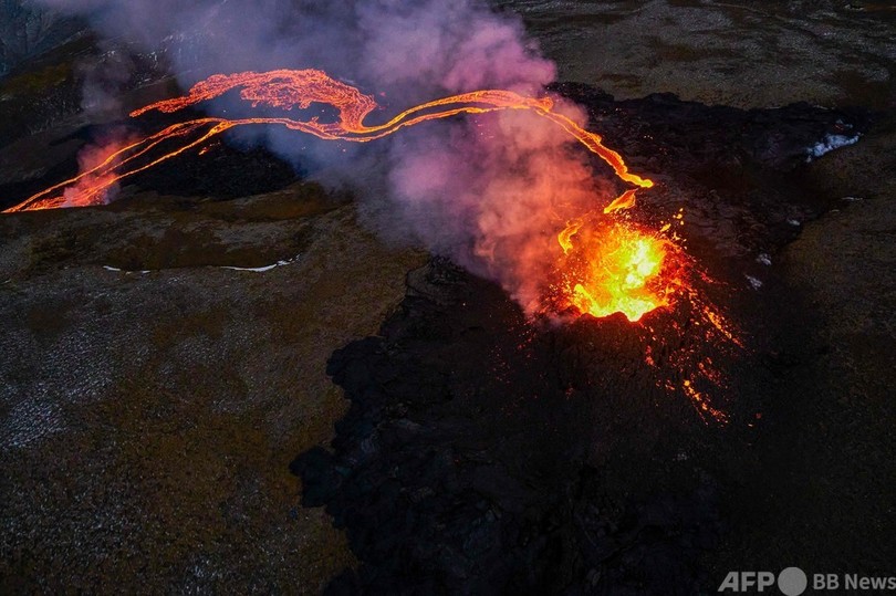 アイスランド噴火、新たな亀裂から第3の溶岩流