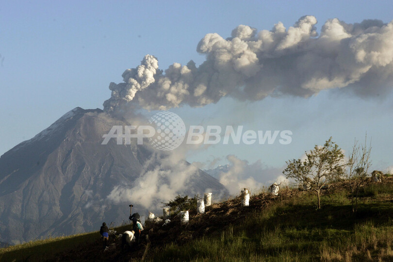 溶岩を噴き上げるトゥングラウア火山、エクアドル