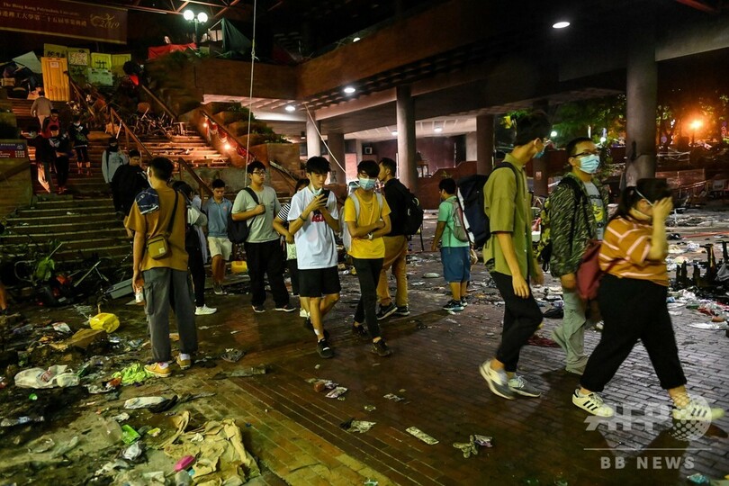 包囲された香港の大学 外で待つデモ隊の家族、募る不安
