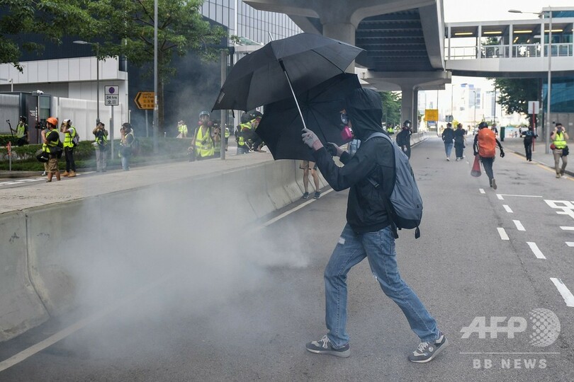 香港、無許可のデモに数万人 火炎瓶や投石も 再び混乱広がる