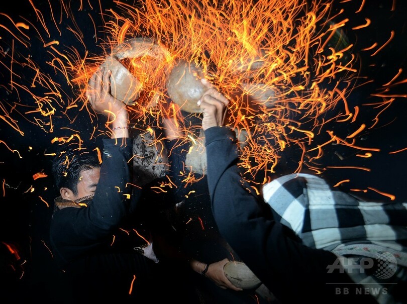 バリ島の「火祭り」、若者の勇気と厄除けを祈願