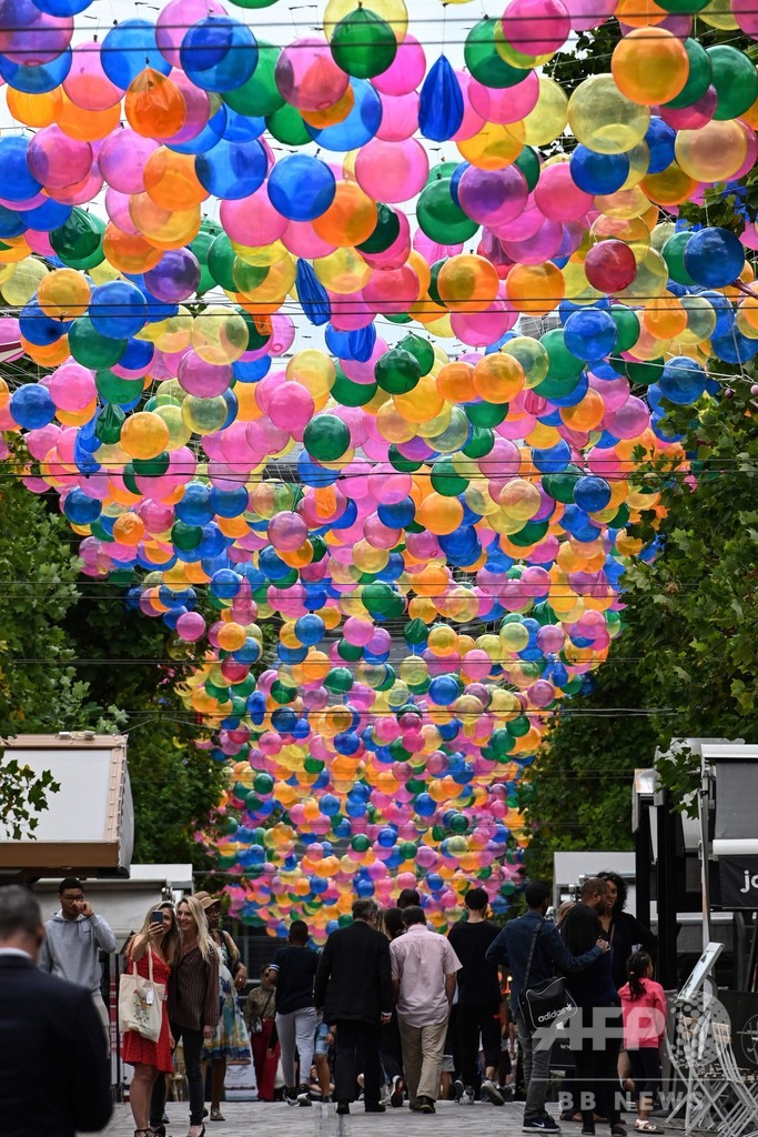 頭上彩る3000個の風船、足元にもカラフルな影 仏パリ
