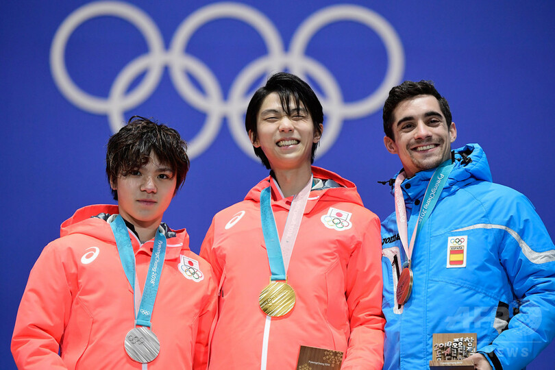 羽生結弦、2大会連続の金メダル手に笑顔 平昌五輪