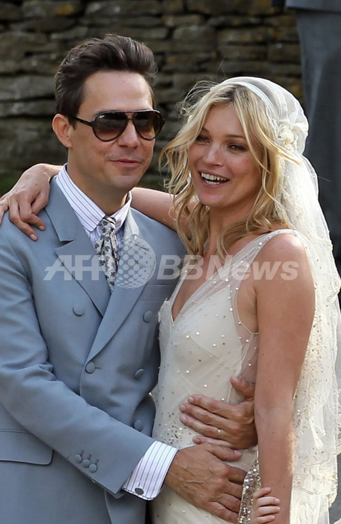 ケイト・モス、ガリアーノのウエディングドレスで挙式