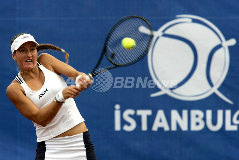 ＜女子テニス イスタンブール・カップ＞ピアー ミスキナを破り優勝トロフィーを手にする - トルコ