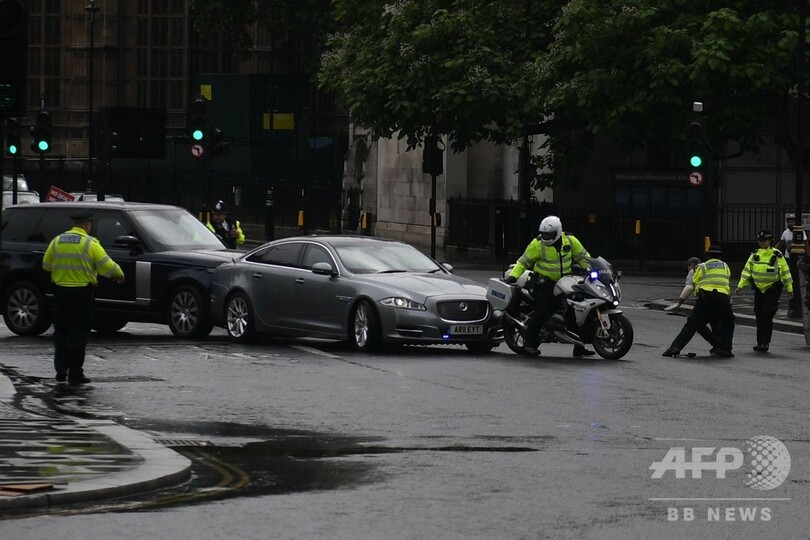 英首相の車に警備車追突、負傷者なし 男が飛び出し急ブレーキ