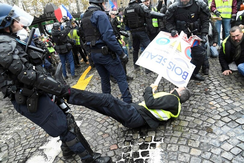 仏で抗議デモ続く シャンゼリゼ通りで警察と衝突も