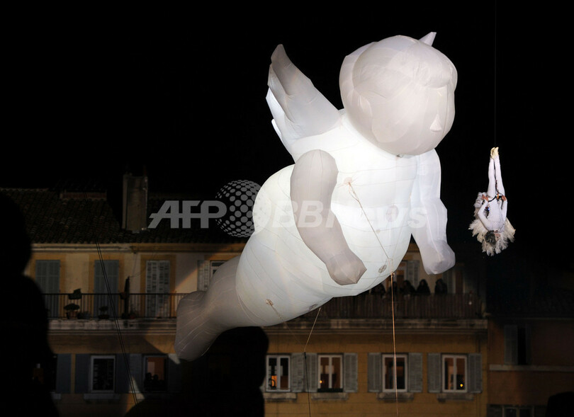 天使の羽根、夜の街角に降る 仏マルセイユ