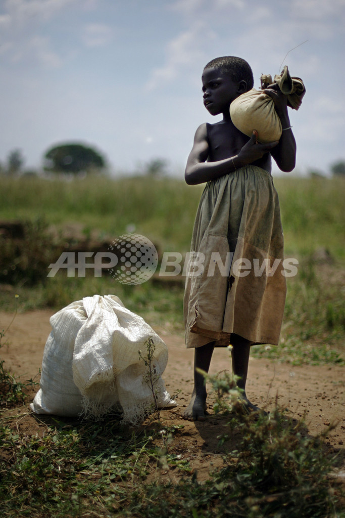 水害に襲われたウガンダ　WFPが北部の避難所に食料を投下