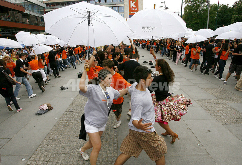 バルカン諸国の高校卒業生1万3000人、スクエアダンスでギネス記録に挑戦