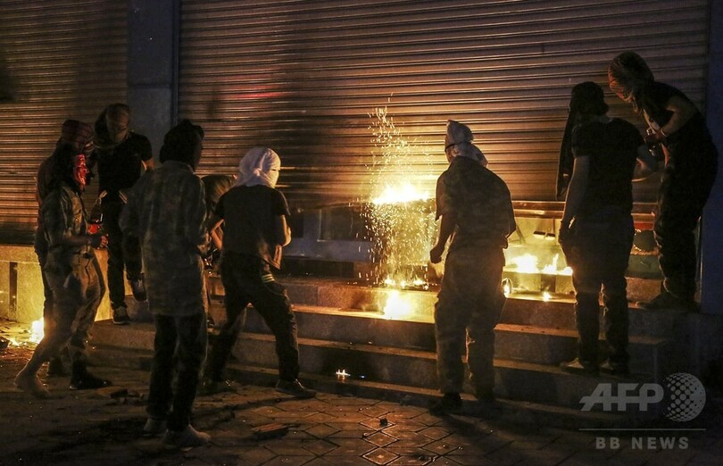 トルコ各地で「イスラム国」対策要求デモ、衝突で12人死亡 