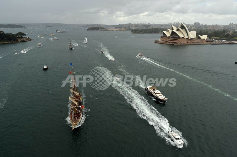 シドニーハーバーで国際観艦式、英王子が観閲 豪州