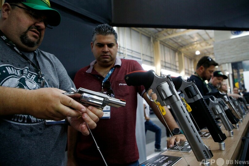 犬も興味津々？ ブラジルで銃器見本市