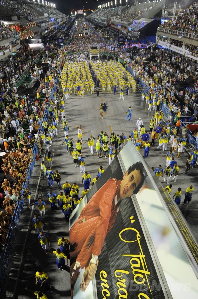 リオのカーニバル、優勝チーム決定 セナ追悼の演目